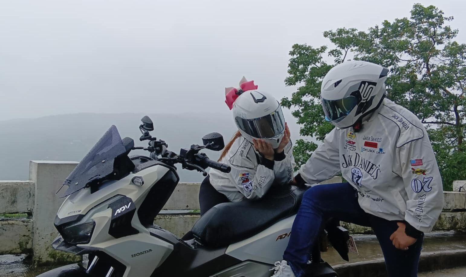 Escapada en motocicleta a la provincia de Quezon: De caminos brumosos a horizontes de atardecer